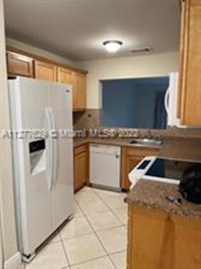 320 Palm Cir E in Pembroke Pines, FL - Building Photo - Building Photo