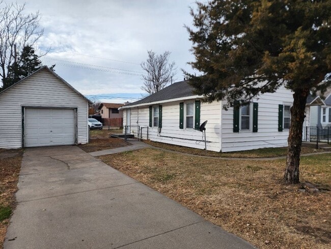 property at 516 N Broadwell Ave