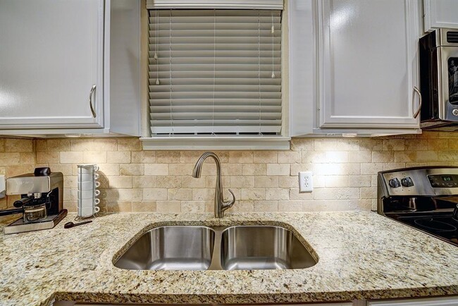 1901 Post Oak Park Dr in Houston, TX - Building Photo - Building Photo