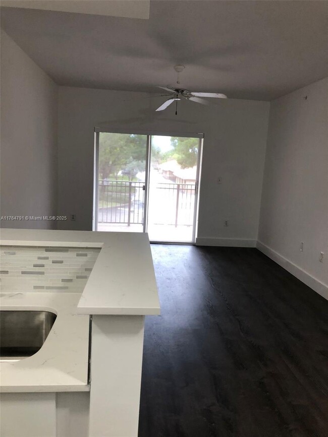 101 SW 117th Ave, Unit 205 in Pembroke Pines, FL - Building Photo - Building Photo