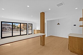 4017 Channel Pl in Newport Beach, CA - Foto de edificio - Building Photo