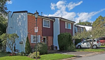 77 Linwell Rd in St Catharines, ON - Building Photo