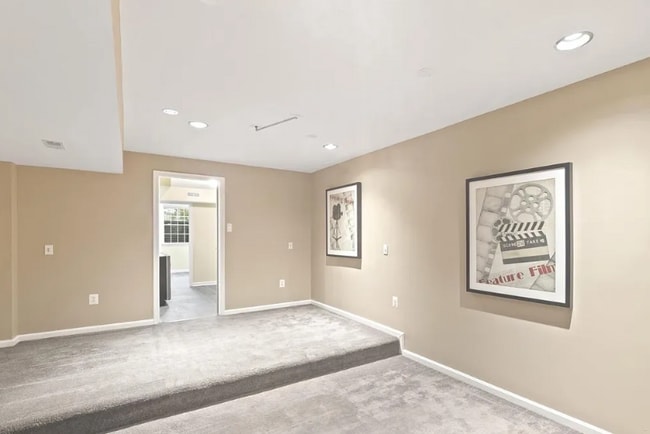 8040 Flora Ln in Pasadena, MD - Foto de edificio - Building Photo