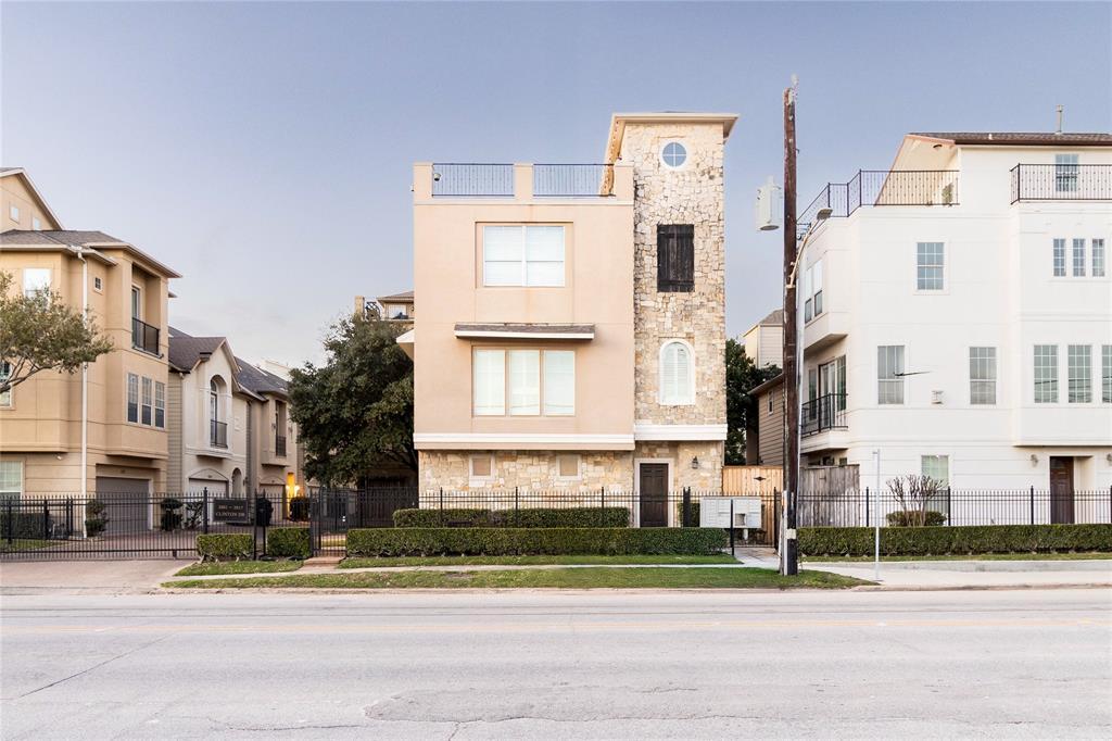2803 Clinton Dr in Houston, TX - Building Photo