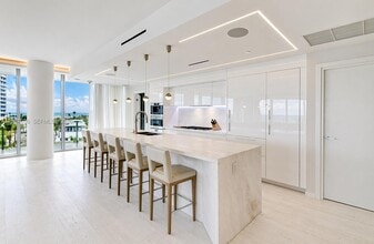 1 Collins Ave, Unit 606 in Miami Beach, FL - Foto de edificio - Building Photo