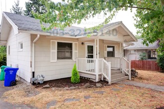 9037 NE Humboldt St in Portland, OR - Building Photo - Building Photo