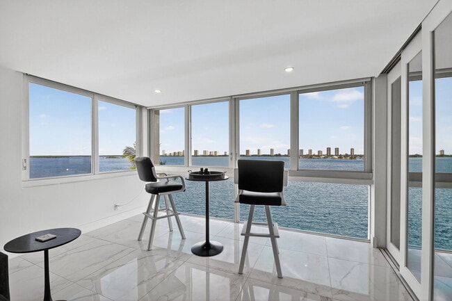 301 Lake Shore Dr, Unit 801 in Lake Park, FL - Foto de edificio - Building Photo