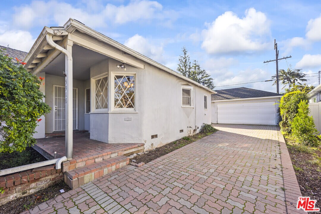 5908 Abernathy Dr in Los Angeles, CA - Building Photo