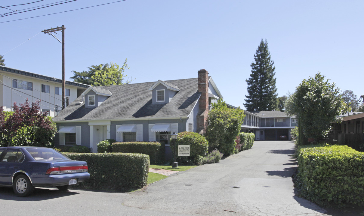 Colonial Apartments in East Palo Alto, CA - Building Photo