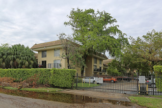 Courtyards at Kendall in Miami, FL - Foto de edificio - Building Photo