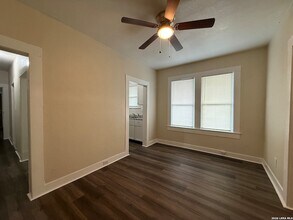 318 Denver Blvd in San Antonio, TX - Building Photo - Building Photo