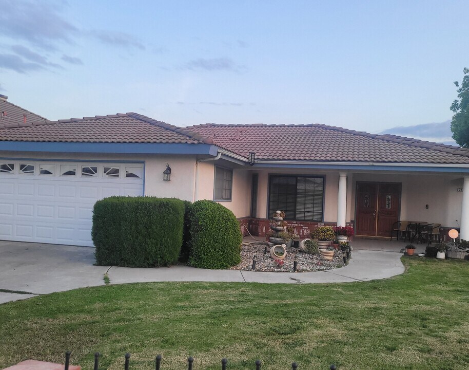 2413 Summer Hill Ct in Wasco, CA - Building Photo