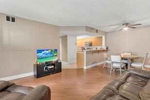 18860 NW 57th Ave, Unit 204 in Hialeah, FL - Building Photo
