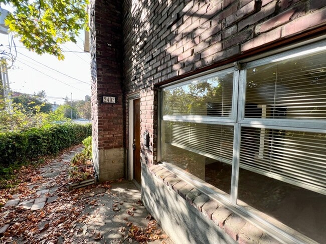 2403 W Lynn St, Unit 2403