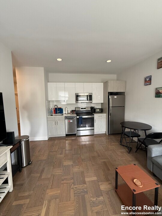 60 Queensberry St, Unit 15 in Boston, MA - Building Photo