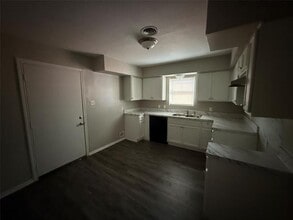 9560 Crestshire Dr in Dallas, TX - Building Photo - Building Photo