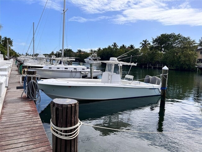 100 Edgewater Dr, Unit 140 in Miami, FL - Foto de edificio - Building Photo