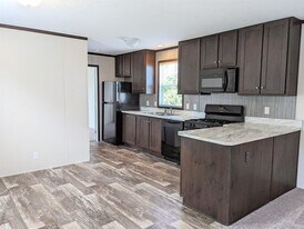 692 Oregon St in Belleville, MI - Building Photo