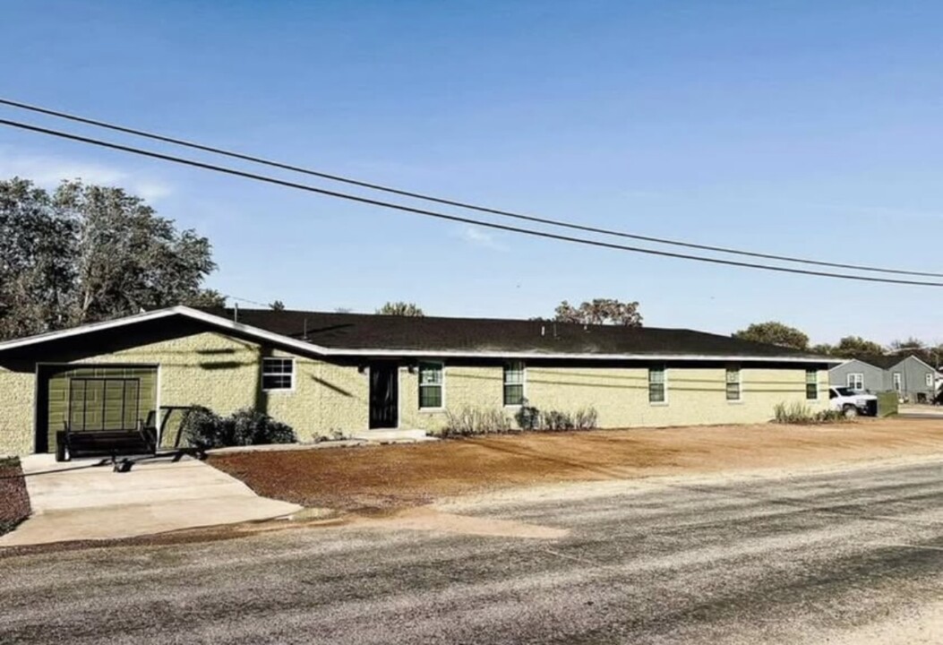 501 N Irving St in Hereford, TX - Building Photo