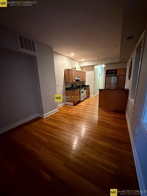 7 Grove St, Unit 2 in Boston, MA - Foto de edificio - Building Photo