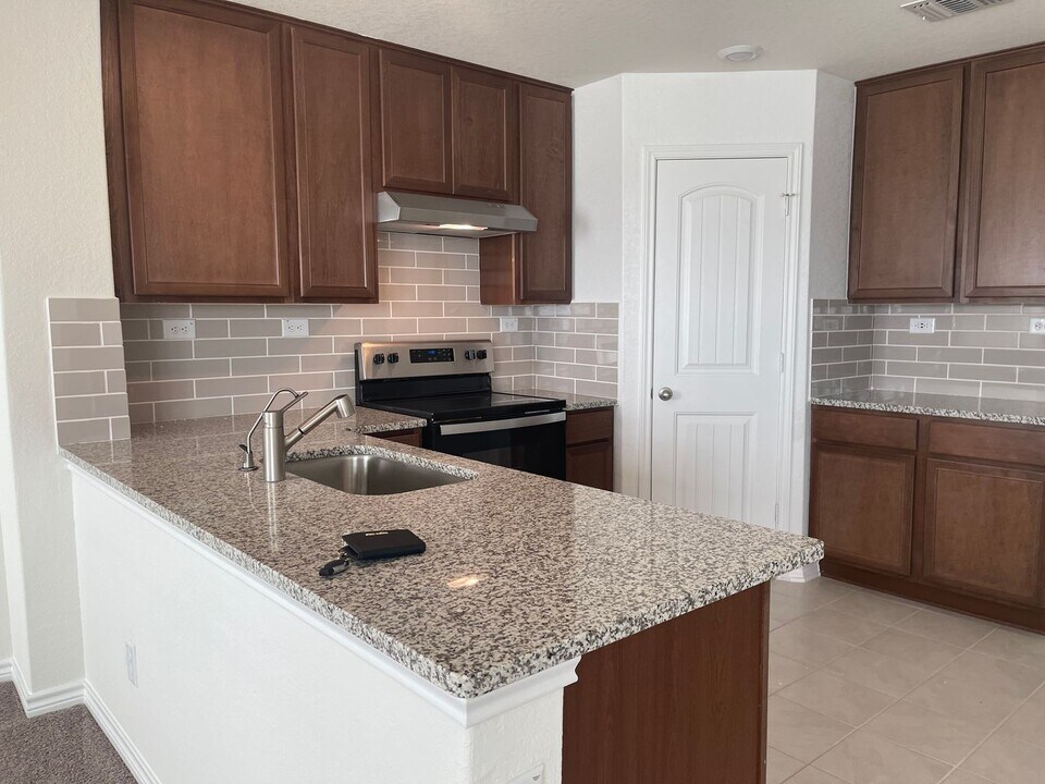 11732 Red Pheasant in San Antonio, TX - Building Photo