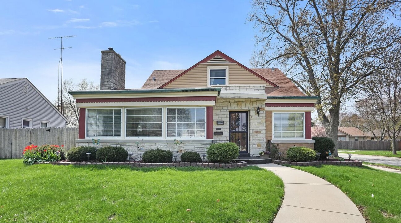 7102 Pershing Blvd in Kenosha, WI - Building Photo