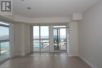 33 Shore Breeze Dr in Toronto, ON - Building Photo - Building Photo