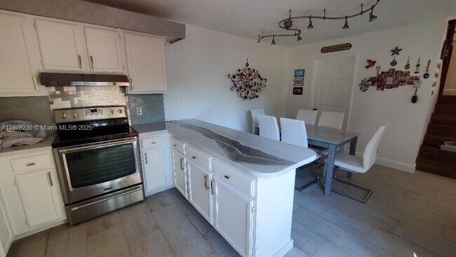 2556 Lakeview Ct in Hollywood, FL - Building Photo - Building Photo