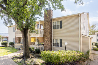 Cobblestone Village Condominium s in Kenner, LA - Foto de edificio - Building Photo