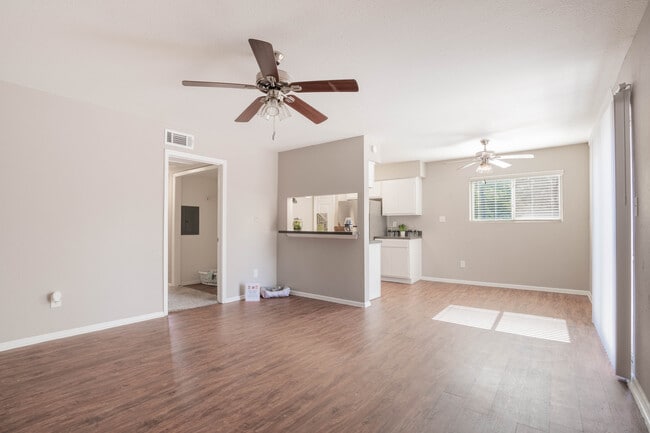 Lake Houston Pines in Houston, TX - Building Photo - Interior Photo