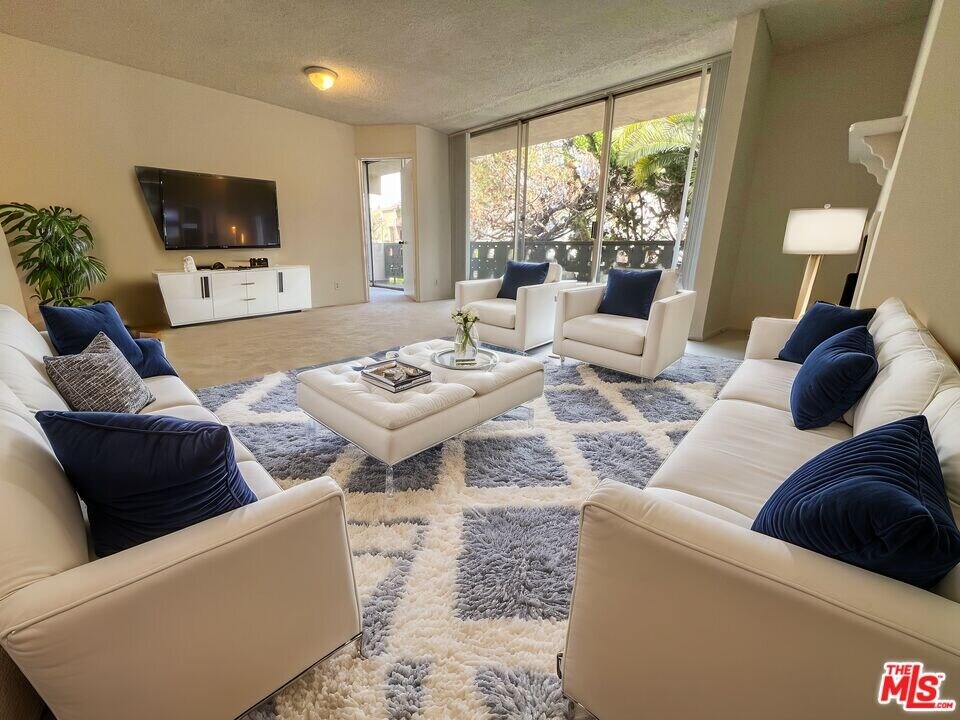 203 Montana Ave in Santa Monica, CA - Building Photo