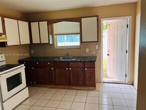 6143 SW 33rd St in Miramar, FL - Building Photo - Building Photo