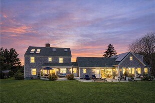 400 3rd Beach Rd in Middletown, RI - Building Photo