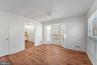 194 Darwin Ln in North Brunswick, NJ - Foto de edificio - Building Photo