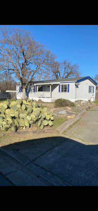 147 Front St in Merlin, OR - Building Photo