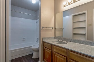 The Retreat at Lake Highlands in Dallas, TX - Building Photo - Interior Photo