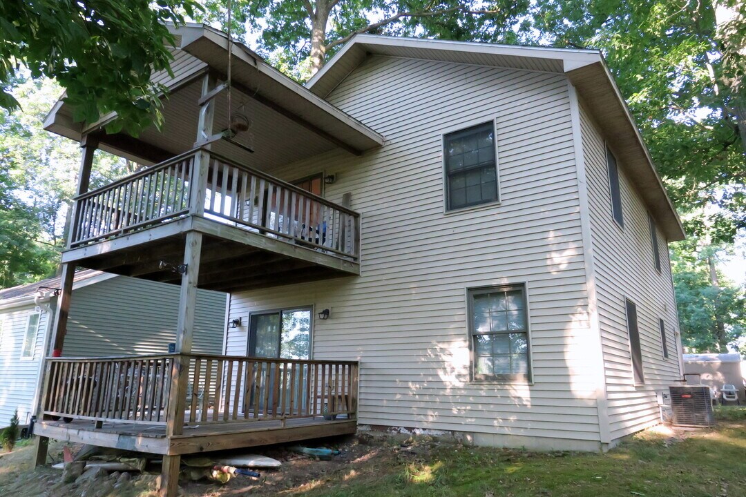 13 Ems D9 Ln in Syracuse, IN - Building Photo