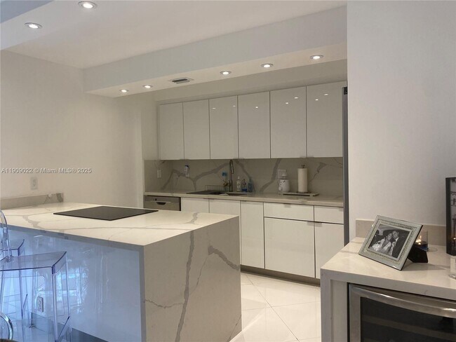 121 Crandon Blvd in Key Biscayne, FL - Building Photo - Building Photo