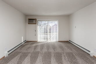 Willow Bend in Des Moines, IA - Building Photo - Interior Photo