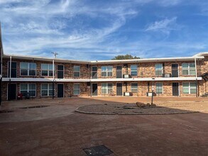 2107 NW 38th St in Lawton, OK - Foto de edificio - Building Photo