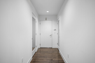 11023 Fruitland Dr, Unit 201 in Studio City, CA - Building Photo - Building Photo