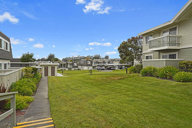 Fairmont Apartments in Pacifica, CA - Foto de edificio - Building Photo