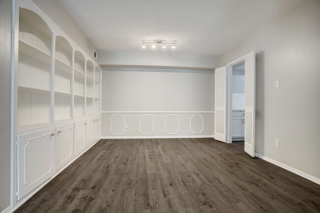 353 N Post Oak Ln in Houston, TX - Building Photo - Building Photo