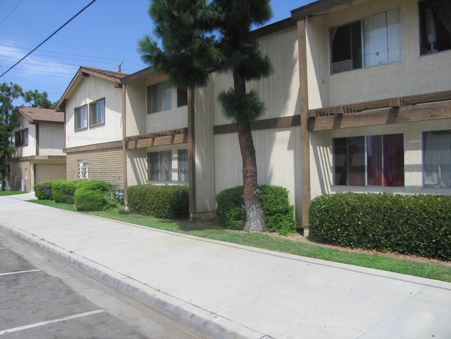 The College Avenue Apartments in Costa Mesa, CA - Foto de edificio - Building Photo