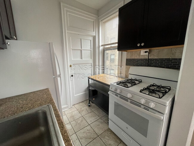 1367 W Estes Ave, Unit 2K in Chicago, IL - Building Photo - Building Photo