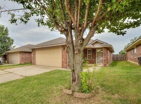 517 Cherokee Gate Dr in Yukon, OK - Building Photo
