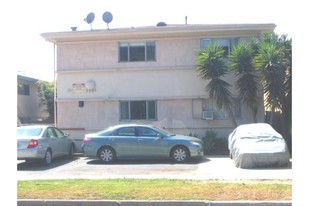 3725 Midvale Ave in Los Angeles, CA - Foto de edificio - Building Photo