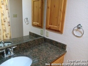 200 Scenic Crest in Lakehills, TX - Building Photo