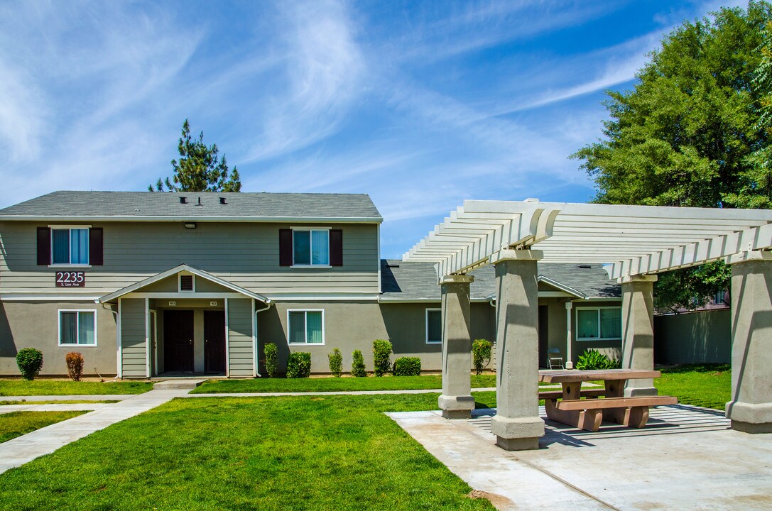 Martin Luther King Square in Fresno, CA - Foto de edificio