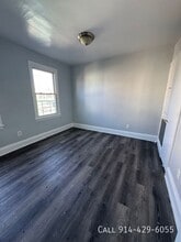 122 Oak St in Yonkers, NY - Building Photo - Building Photo